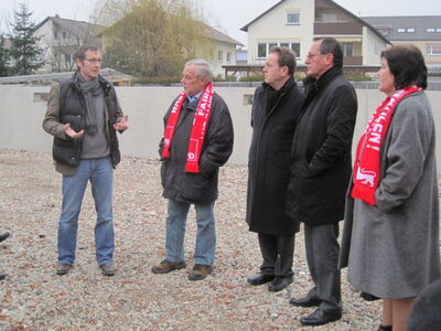 Der Architekt begrüßt die Besuchergruppe